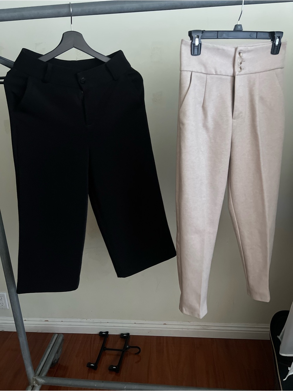 black cropped trousers  to be wide-leg pants with a front zipper and button clos